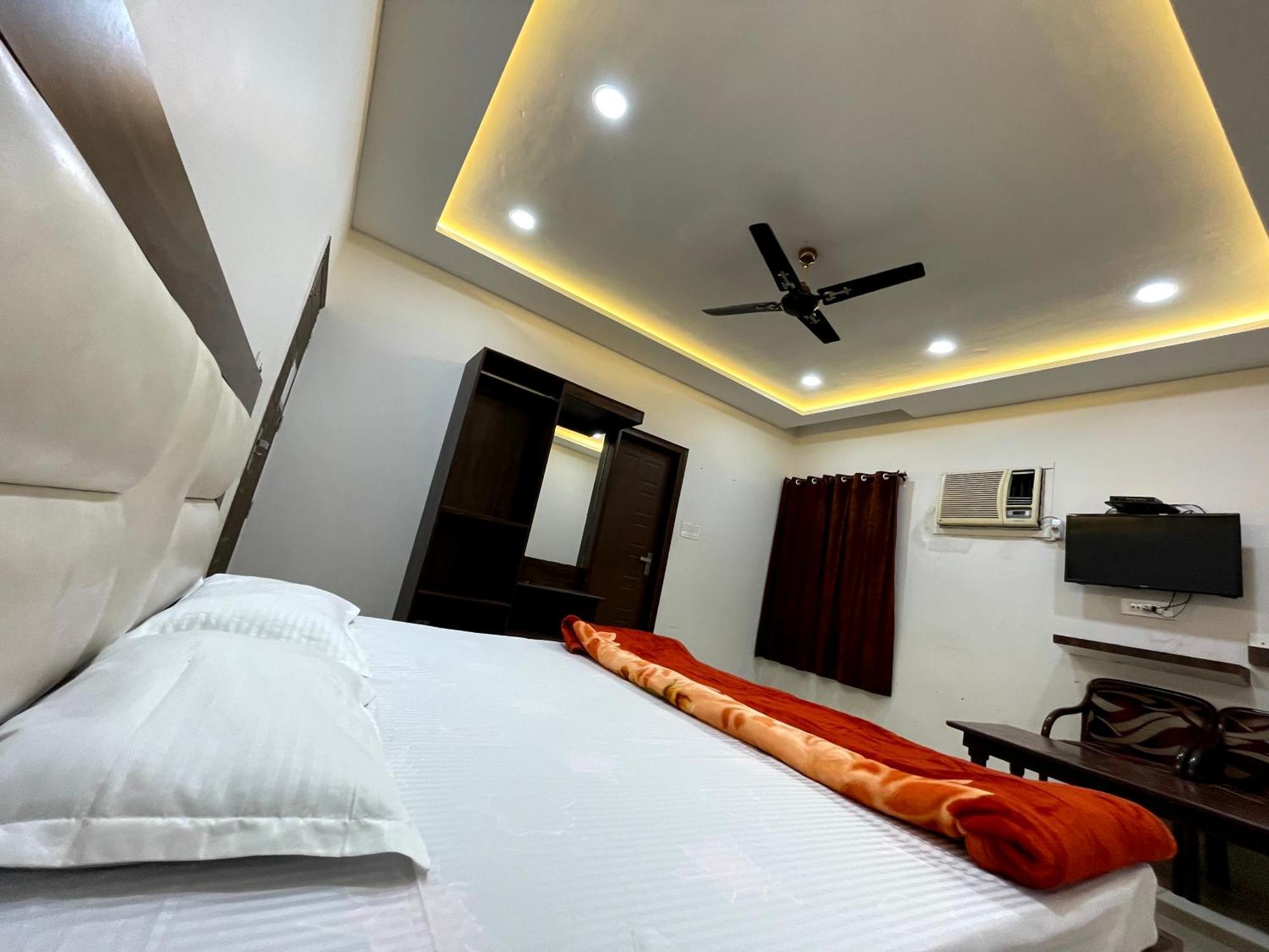Malaya House --Couples, Family, Corporate Favorite-- Near Bmc Chowk Iconic Mall Hotel Jalandhar Exterior photo